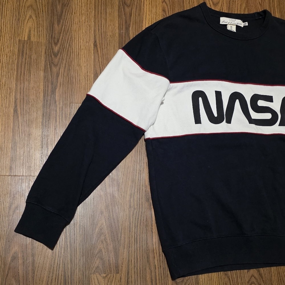 Men’s H&M L.O.G.G. Navy Blue Sweatshirt Large White Stripe Casual NASA Logo D42 - Picture 2 of 8